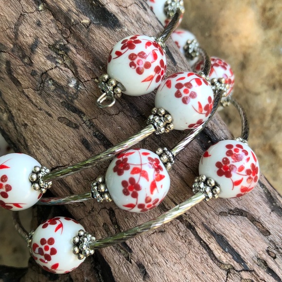 ❤️Bracelet - 12mm Porcelain Beads & Red Flowers❤️ - Picture 1 of 3